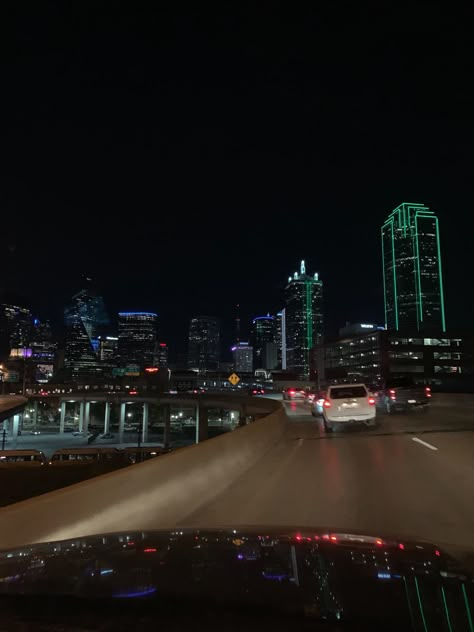 Downtown Dallas At Night, Down Town Dallas, No Face Body Pictures, Calm Pics, Dallas Photography, Dallas City, Dump Ideas, Fotos Aesthetic, Uni Life