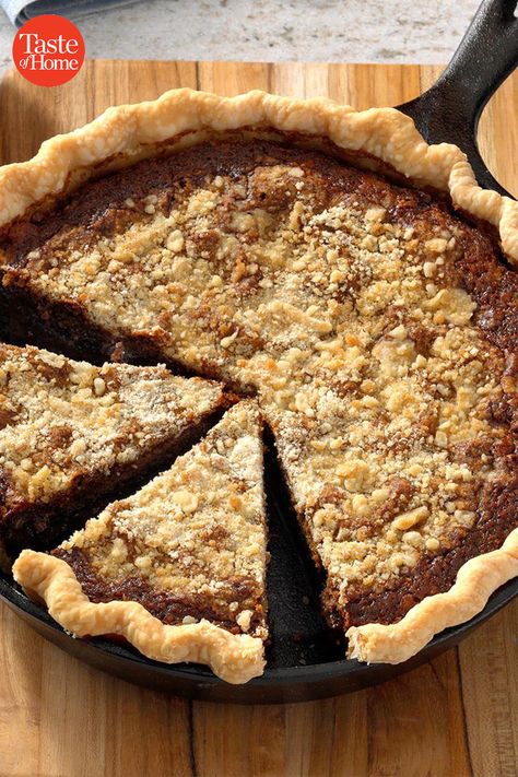 27 Cast Iron Desserts for Thanksgiving Cast Iron Skillet Pies, Cast Iron Thanksgiving Recipes, Cast Iron Pie Recipes, Cast Iron Pan Desserts, Cast Iron Skillet Recipes Dessert, Cast Iron Desserts, Desserts For Thanksgiving, Shoofly Pie, Skillet Desserts