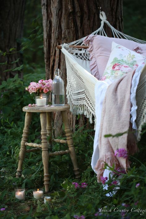 Summer House Interior, Shabby Chic Bedrooms Decorating Ideas, Shabby Chic Bedroom Ideas, Chic Bedroom Ideas, Sunroom Decor, Summer House Interiors, Summer Outdoor Decor, French Vintage Decor, Shabby Chic Garden