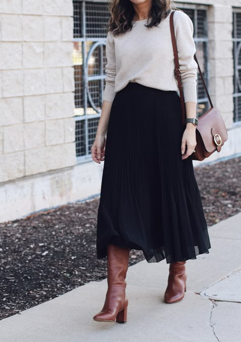 skirt and boots for Fall Skirts For Fall, Skirt Outfit Fall, Engagement Photo Outfits Fall, Rok Outfit, Black Skirt Outfits, Pleated Skirt Outfit, Midi Skirt Outfit, Long Skirt Outfits, Winter Skirt Outfit