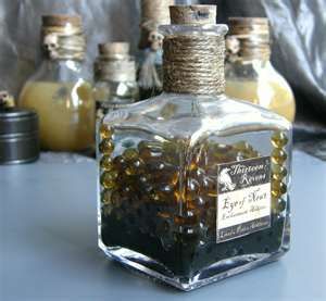 label Eye Of Newt, Hogwarts Party, Halloween Potion Bottles, Halloween Apothecary, Witch Potion, Halloween Bottles, Halloween Potions, Magic Bottles, Harry Potter Birthday Party