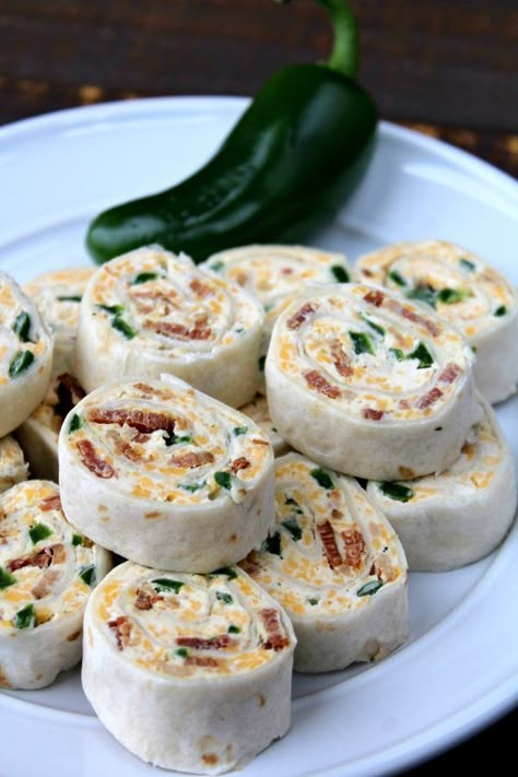 Pinwheel Appetizers Cream Cheese, Jalapeno Popper Pinwheels, Pinwheel Appetizers, Pinwheel Recipes, Jalapeno Popper, Low Carb Tortillas, Boat Food, Green Pepper, Finger Food Appetizers