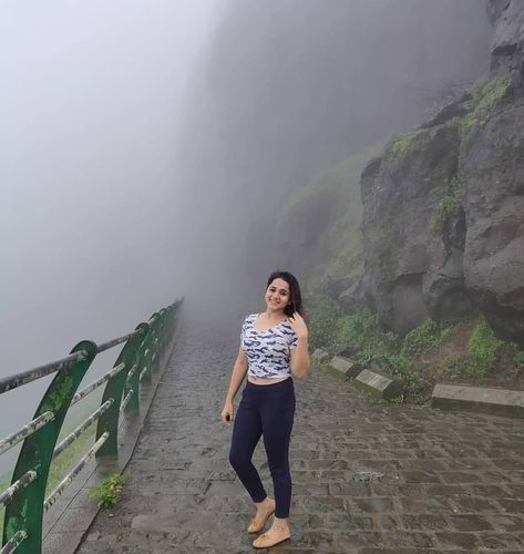 🕉 Wandering Himalayans 🕉 on Instagram: “Malshej Ghat | Maharashtra. . . Pic credits -@tripti_negi_ . . For feature use #w_himalayans Ot just tag us. . . . . . . . #mumbai_ig…” Ghat Photography, Malshej Ghat, Aliens Art, Happy Me, Travel Pictures Poses, Indian Photography, Bollywood Stars, Incredible India, Picture Poses