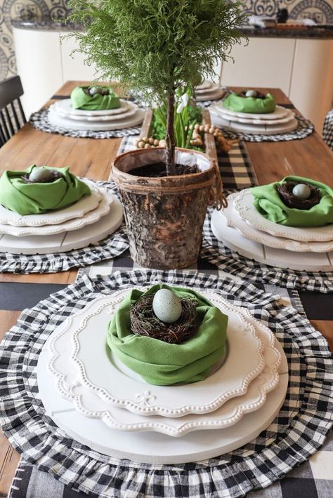 Round Easter Table Decor, Easter Banquet Table Decorations, Easter Brunch Decorations Table Scapes, Easter Dinning Room Table, Simple Easter Table Decor Easy Diy, Easter Dining Table Decor, Decorate For Easter, Decorating For Easter, Fancy Tree