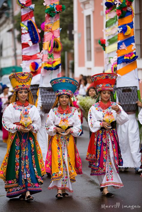 South America Fashion, Ecuadorian Fashion, Ecuador Photography, Bolivia Travel, Costumes Around The World, America Latina, Quito Ecuador, National Dress, Holy Week