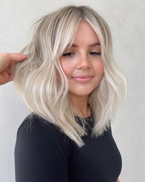 Summer blonde bby 🐚🥥 fine foil placement for a dimensional root using @wellahair blondor, @redken shades eq for gloss + root tap | Instagram Long Fine Hair, Blonde Lob, Short Hairstyles Fine, Romantic Curls, Redken Shades Eq, Lob Hairstyle, Blonde Hair Inspiration, Bob Hairstyles For Fine Hair, Blonde Hair Looks