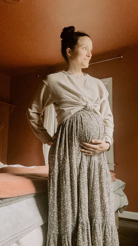 How to Create a Maternity Capsule Wardrobe — Married & a House | A Catholic Blog for Homemaking and DIY Maternity Pants Outfit, Vintage Maternity Clothes, Maternity Outfit Ideas, Maternity Capsule Wardrobe, Prego Outfits, Pregnancy Fashion Fall, Fall Maternity Outfits, Winter Maternity Outfits, Maternity Outfit