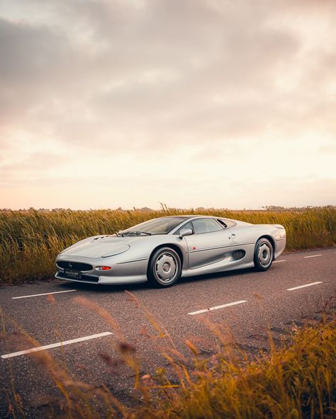 Jaguar Xj220 Wallpaper, Old Jaguar Car, Old Jaguar, Jaguar Wallpaper, Car Jaguar, Jaguar Xj220, Old Sports Cars, Classic Jaguar, Aston Martin Db4