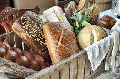 bread bouquet [image inspiration] Bread Bouquet, Bread Centerpiece, Garden Pantry, October Wedding Flowers, Edible Centerpieces, Beautiful Bread, Bread Baskets, Bread Soup, Hanging Herbs