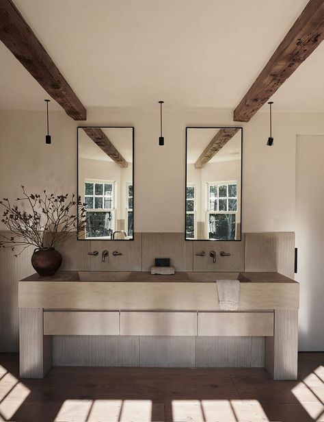 Hamptons Farmhouse, Colonial Cottage, Stone Sinks, Hampton Home, Colin King, Colonial Farmhouse, Vogue Living, Hamptons House, East Hampton