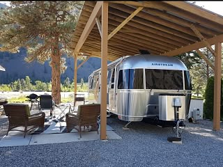 Airstream Carport, Porch For Camper, Rv Barn, Rv Shelter, Campsite Ideas, Rv Carports, Camper Vintage, Caravan Home, Carport Plans