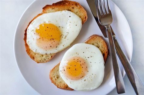 Fried egg on toast Fried Egg On Toast, Perfect Fried Egg, Clean Breakfast, Avocado Toast Egg, Eggs Breakfast, Egg Toast, Fried Eggs, Egg Dish, On Toast