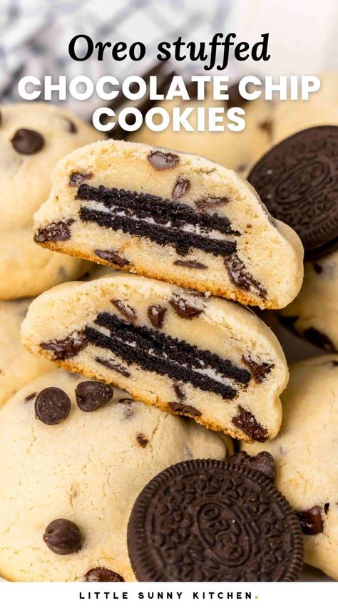 Oreo Stuffed Chocolate Chip Cookies is an easy and impressive recipe. This recipe makes big, thick chocolate chip cookies with Oreos inside. Cookies With Oreos, Thick Chocolate Chip Cookies, Best Cookie Recipe Ever, Stuffed Chocolate Chip Cookies, Oreo Stuffed Chocolate Chip Cookies, Oreo Flavors, Cookie Spread, Impressive Recipes, Gourmet Cookies