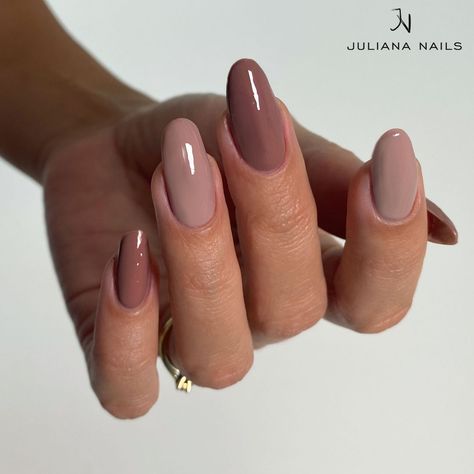 Kurzbeschreibung  Erlebe eine neue Dimension der Nagelgestaltung mit Juliana Nails Colour Gele! Ob Fullcover, kunstvoll gestaltete Nagelspitzen im French Look oder aufregende Nail Art – deiner Kreativität sind keine Grenzen gesetzt.Dank der unvergleichlichen Deckkraft und der einfachen Handhabung unserer Farbgele kannst du individuelle Designs kreieren und deinen persönlichen Stil zum Ausdruck bringen.Entdecke jetzt Juliana Nails Colour Gele und erlebe ein Nageldesign der Extraklasse! Das Colour Natural Nail Colours Shades, Neutral Gel Nails, Nails Colour, Juliana Nails, French Look, Quartz Nails, Chic Nail Art, November Nails, Hello Nails