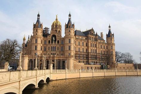 Best Castles near Hamburg - Historic European Castles Castles In Germany, Hohenzollern Castle, German Castles, Bavarian Alps, Vast Landscape, Castles To Visit, Island Town, Earth Book, Medieval Fortress