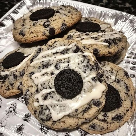 Oreo Ice Cream Sandwich, Crushed Oreo, Sweet Roll Recipe, Cream Cookies, Pretty Dessert, Food Babe, Cookies N Cream Cookies, Food Therapy, Tasty Baking