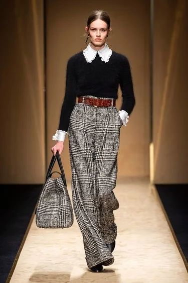 97d0145823aeb8ed80617be62e08bdccdesc42134161ri Look Formal, Wide Trousers, Retro Mode, Trouser Style, Plaid Pants, 가을 패션, Mode Inspiration, Moda Fashion, Classy Outfits