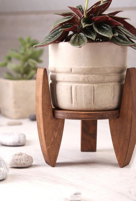 Mid Century Modern Plant Stand, Mid Century Modern Plants, Wooden Plant Pots, Plant Wall Decor, Modern Plant Stand, Plant Pot Holders, Wooden Plant Stands, Wood Plant Stand, Diy Plant Stand