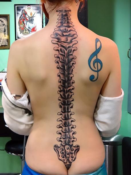 Big Spine Bone Tattoo Idea - A big spine bone tattoo for girls. Spine Tattoos For Guys, Anatomy Tattoo, Spinal Tattoo, Chakra Tattoo, Bone Tattoos, Cool Tattoo, Spine Tattoos For Women, Piercings For Girls, Fresh Tattoo