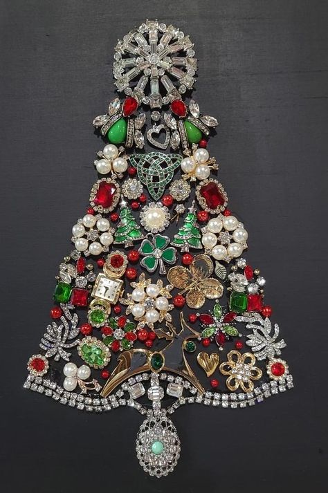 Antique Jewelry Christmas Tree, Making Pictures Out Of Old Jewelry, Recycled Jewelry Art, What To Do With Old Jewelry, Tacky Jewelry, Things To Make With Old Jewelry, Jewelry Art Ideas, Old Jewelry Crafts Ideas, Brooch Tree