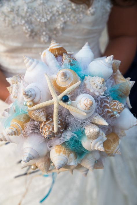 Bouquet For Beach Wedding, Wedding Bouquets Beach, Wedding Bouquets Blue, Beach Birthday Decorations, Shell Bouquet, Beach Bouquet, Shell Wedding, Beach Wedding Decorations Reception, Seashell Wedding