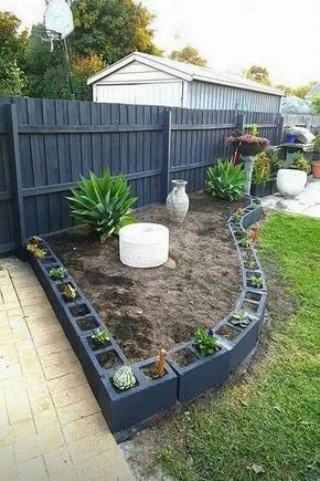 A small curved space in the yard filled with mud and outdoor vases looks extremely stylish and modest. It is low maintenance and cheap at the same time.#lowmaintenance #lowmaintenancelandscaping #lowmaintenancegarden #lowmaintenancelandscapefrontyard Taman Air, Cinder Block Garden, Front Garden Landscape, Landscape Edging, Diy Gardening, Garden Yard Ideas, Garden Edging, Diy Landscaping, Garden Bed