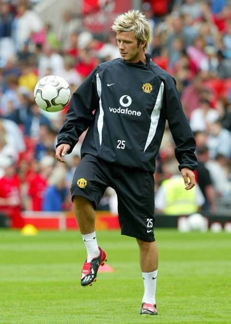 Beckham Manchester United, David Beckham Manchester United, David Beckham Football, Beckham Football, Manchester United Training, David Beckham Style, Football Photography, Manchester United Football Club, Premier League Champions