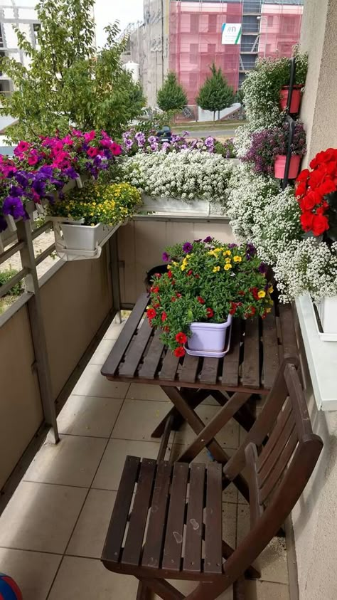 Klein Balkon Decor, Balkon Decor, Tiny Balcony, Small Balcony Garden, Terrace Decor, Balcony Flowers, Small Balcony Design, Balcony Plants, Porch And Balcony