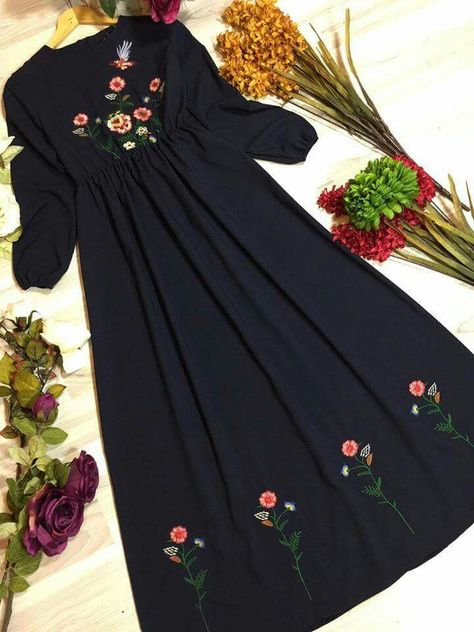 PINTEREST: @MUSKAZJAHAN - Cute black Black Dress Embroidery Design, Black Dress Embroidery, Habits Musulmans, Hand Embroidery Dress, Kurti Embroidery Design, Dress Work, Dress Embroidery, Mode Abaya, Kurti Designs Party Wear