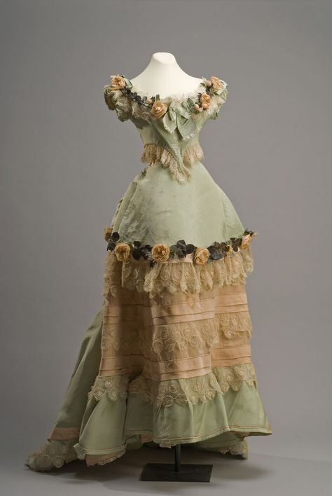 Fashions From History — Evening Dress Late 19th Century (French) Museo de... 1870s Fashion, 1890s Fashion, Silk Evening Dress, 1800s Fashion, Century Dress, Bustle Dress, Victorian Costume, 19th Century Fashion, Victorian Clothing