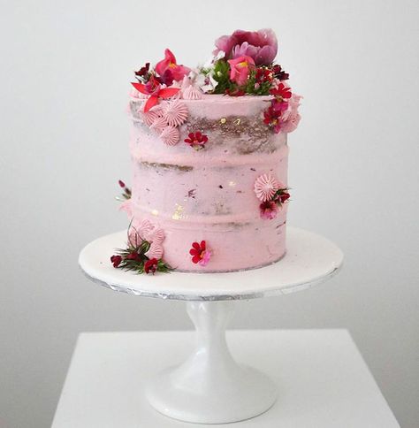 Another pretty light pink petite cake from SweetBakes ~ we ❤ this! moncheribridals.com Wedding Cake Earthy, Wedding Cake Gold Leaf, Pink Wedding Cakes, Boho Wedding Cake, Fresh Flower Cake, Wedding Sweets, Pink Wedding Cake, Wedding Cake Inspiration