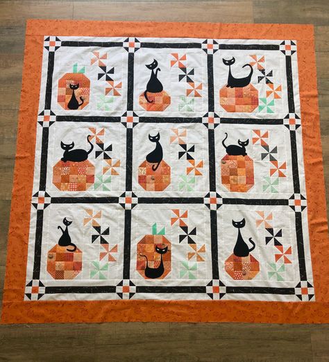 Halloween Quilt Patterns, Cat Quilt Patterns, Fall Quilt Patterns, Fat Quarter Quilt Pattern, Halloween Quilt, Halloween Sewing, Basic Quilt, Fat Quarter Quilt, Bird Quilt