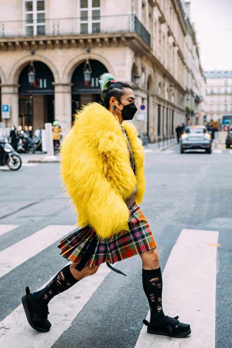 Tartan Skirt Outfit, Boy Street Style, Embellished Coat, Daily Street Style, 2022 Couture, Tartan Fashion, Street Style Spring, The Best Street Style, Women Street