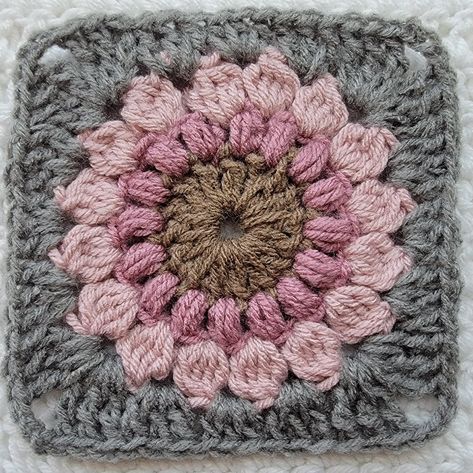 Free Crochet Pattern: Sunburst Granny Square! – crochetmelovely Sunburst Granny Square Pattern, Crochet Motives, Triple Crochet Stitch, Crochet Flower Granny Square Pattern, Granny Square Pattern Free, Crochet Flower Squares, Sunburst Granny Square, Quick Crochet Projects, Granny Square Crochet Patterns Free