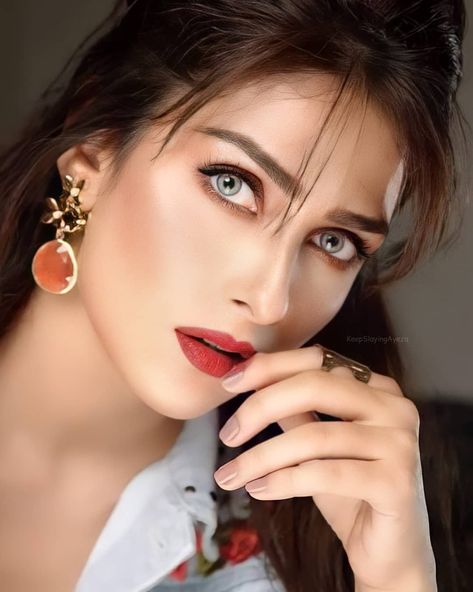 Aiza Khan Pics, Ayza Khan, Aiza Khan, Beauty Crush, Ayeza Khan, Pakistani Celebrities, Simple Pakistani Dresses, Classy Photography, Pakistani Actress