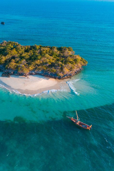 Surnommée "l'île aux épices", #Zanzibar a su conserver ses traditions et son authenticité. Située au large de la #Tanzanie, l'#archipel compte quelques unes des plus belles #plages de l'#océan Indien. Ce petit coin de #paradis comprend aussi une #faune maritime dense et variée. Zanzibar Tanzania Photography, Zanzibar Photography, Zanzibar Travel, Tanzania Travel, Summer Paradise, Travel Photography Tips, Travel Goals, Travel Inspo, Beautiful Islands