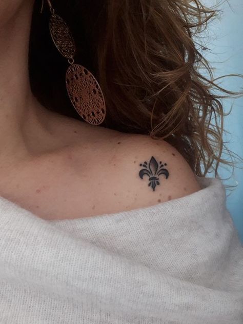 Fluer De Lis Tattoo, Florence Tattoo, Lis Tattoo, Tattoo Shoulder, Tasteful Tattoos, Inspiration Tattoo, Geniale Tattoos, Small Wrist Tattoos, Lily Tattoo