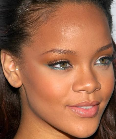 Rihanna Early 2000s Makeup, Rihanna Makeup 2000s, Y2k Bronze Latina Makeup, Rihanna Eyebrows, 2000 Makeup Trends, Early 2000s Makeup Looks, Rihanna 2000's, 00s Makeup, Early 2000s Makeup