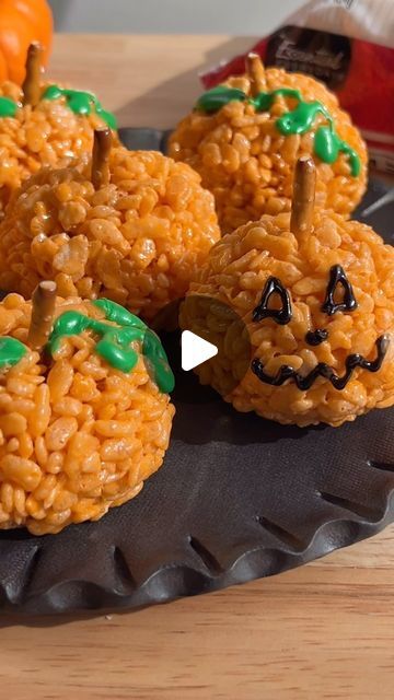 Essential Everyday on Instagram: "These Pumpkin Rice Krispy Treats are the perfect kid-friendly Halloween recipe! 🎃 Essential Everyday marshmallows + rice krispy cereal + orange food coloring = the easiest pumpkins. Here’s what you’ll need to make them: 3 tbsp butter 10 oz Essential Everyday Marshmallows 6 cups rice krispies A few drops of orange food coloring For decorating: Essential Everyday pretzel sticks, green and black decorating gel Heat butter in a large saucepan over low heat. Ad Thanksgiving Rice Krispie Treats, Pumpkin Rice Krispie Treats, Healthy Fall Desserts, Fall Desserts Apple, Pumpkin Rice, Southern Thanksgiving Menu, Thanksgiving Menu Ideas Side Dishes, Traditional Thanksgiving Menu, Orange Food Coloring