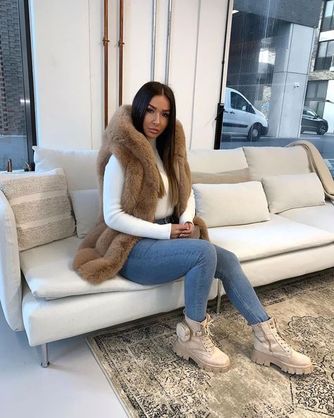 Nude Combat Boots Outfit, Nude Boots Outfit, Shopping Day Outfit, Biker Boots Outfit, Boots Nude, Cropped Jeans Outfit, Combat Boot Outfits, Combat Boot Outfit, Stylish Winter Boots