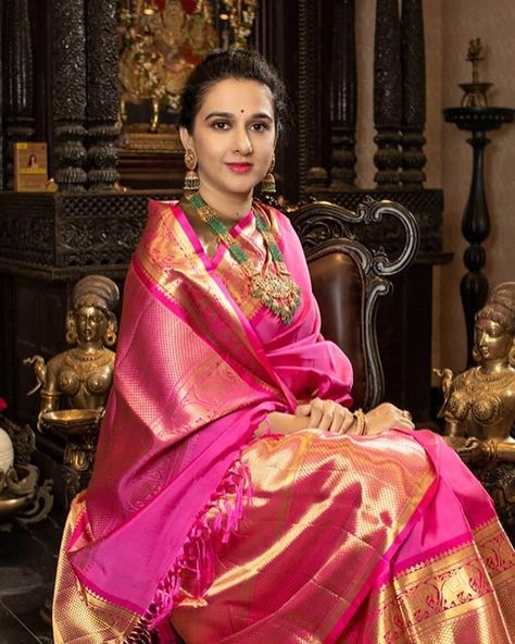 Her Highness the Maharani Sahiba of Baroda Pink Kanjivaram Saree, Parrot Green Saree, Silk Saree For Wedding, Saree For Wedding, Rani Pink, Saree Jewellery, Parrot Green, Wedding Saree Collection, Pink Border