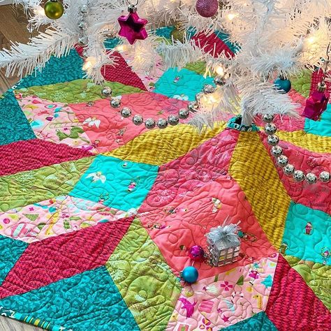 184 Likes, 17 Comments - Fort Worth Fabric Studio (@fwfabricstudio) on Instagram: “#tbt Looking back at our Polar Star Tree Skirt made in the happy Holiday Collection colors from…” Tree Skirt Quilt, Farmhouse Christmas Tree Skirts, Christmas Tree Skirts Patterns, Polar Star, Tree Skirt Pattern, Skirt Pattern Free, Xmas Tree Skirts, Quilting Designs Patterns, Star Tree