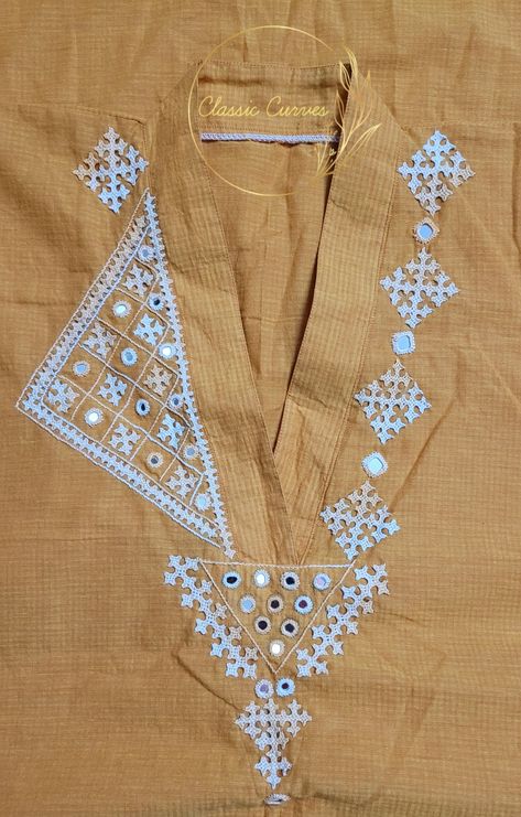 Bavliyo kacchi handwork Kurti Neck Hand Embroidery Designs, Bavaliya Work Kurti, Sindhi Hand Embroidery Dresses, Kacchi Work Design, Kasuti Embroidery Design Pattern, Kutchi Work Kurti Design, Embroidery Work Kurti, Embroidery Quotes, Hoops Embroidery