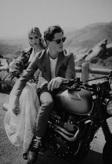 Boho Red Rocks Park Wedding Inspiration | Wandering Weddings Motor Prenup Ideas, Motorcycle Prewedding, Motorcycle Wedding Pictures, Motorcycle Photo Shoot, Motorcycle Wedding, Edgy Wedding, Wedding Couple Photos, Pre Wedding Poses, Romantic Wedding Photos