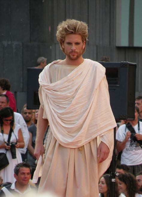 Vreni's Vienna Daily Photo: The History of Fashion #2 Greek Fashion Ancient, Chiton Greek, Ancient Greek Men, Ancient Greece Fashion, Ancient Greek Costumes, Greek Outfit, Greek Toga, Ancient Greek Clothing, Greek Chorus