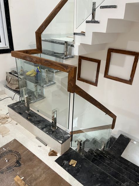 Step Glass Railing, Glass Stair Case Railing, Duplex Glass Railing Design, Steps Glass Railing Design, Stairs Wooden Railing, Wooden Glass Railings For Stairs, Glass Handrails For Stairs, Staircase Railing Design Wooden, Wooden Railings For Stairs