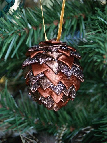 Ribbon Ornaments, Pinecone Ornaments, Quilted Ornaments, Quilted Christmas Ornaments, Fabric Ornaments, Fabric Christmas Ornaments, Diy Ribbon, Ribbon Crafts, Noel Christmas