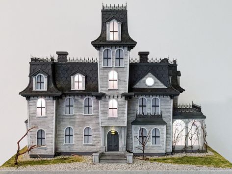 Adams Family House, Addams Family Mansion, Original Addams Family, Adams Family Halloween, Addams Family Cartoon, Addams Family House, Spooky Mansion, Addams Family Movie, Haunted House Diy