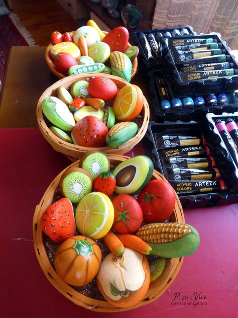 Fruits and vegetables hand painted on rocks and pebbles by Ernestina Gallina Mud Kitchen Food, Pebble Kitchen, Garden Rock Painting, Rock Food, Nature Crafts For Kids, Mud Kitchen For Kids, Fair Crafts, Food Rocks, Rock Projects