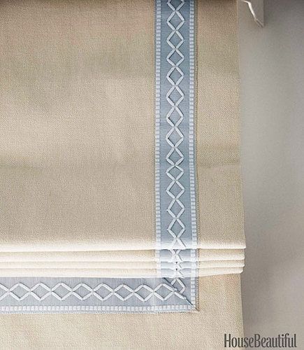 Roman shade details - white roman blind with blue embroidered tape trim by Lee Ann Thornton - House Beautiful via Atticmag Drapery Ideas, Modern Blinds, Diy Window Treatments, Bedroom Blinds, Blinds Design, House Blinds, Bamboo Blinds, Kitchen Blinds, Curtains And Blinds